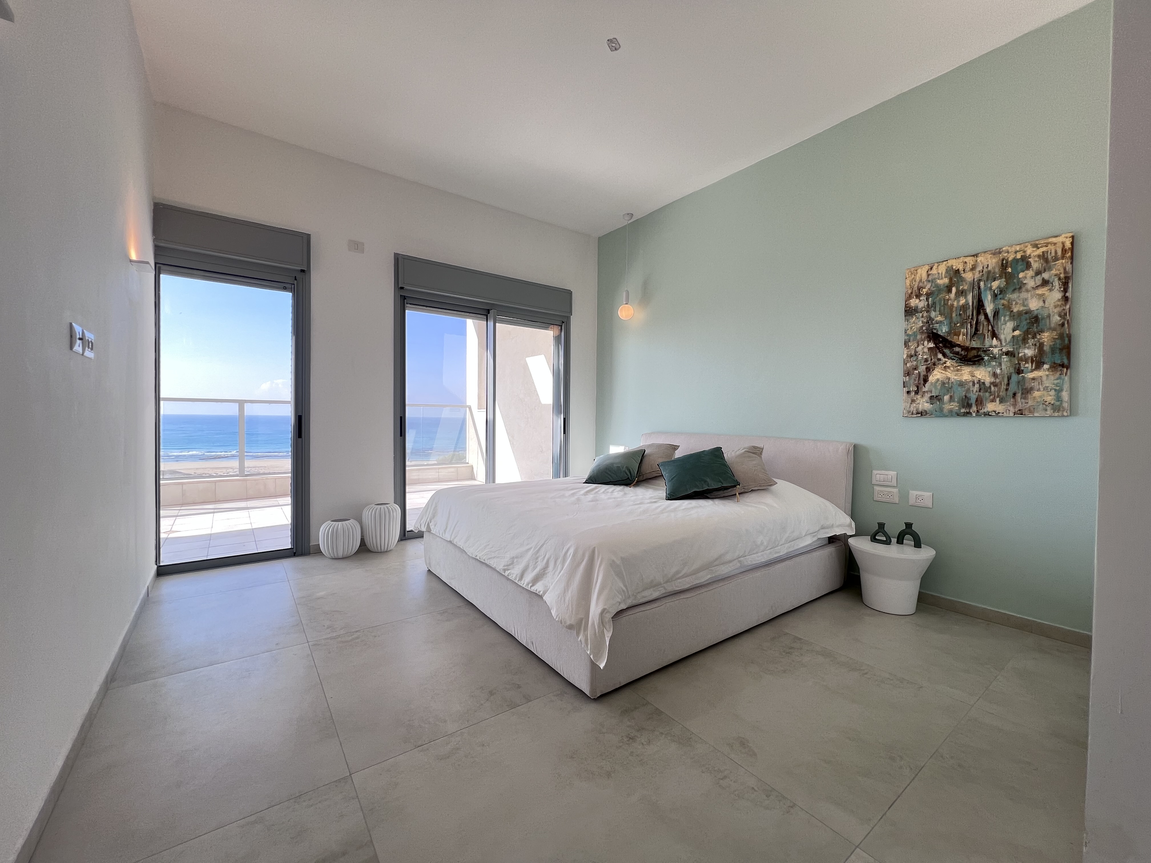 סוויטת מאסטר – חדר שינה ראשי עם נוף לים