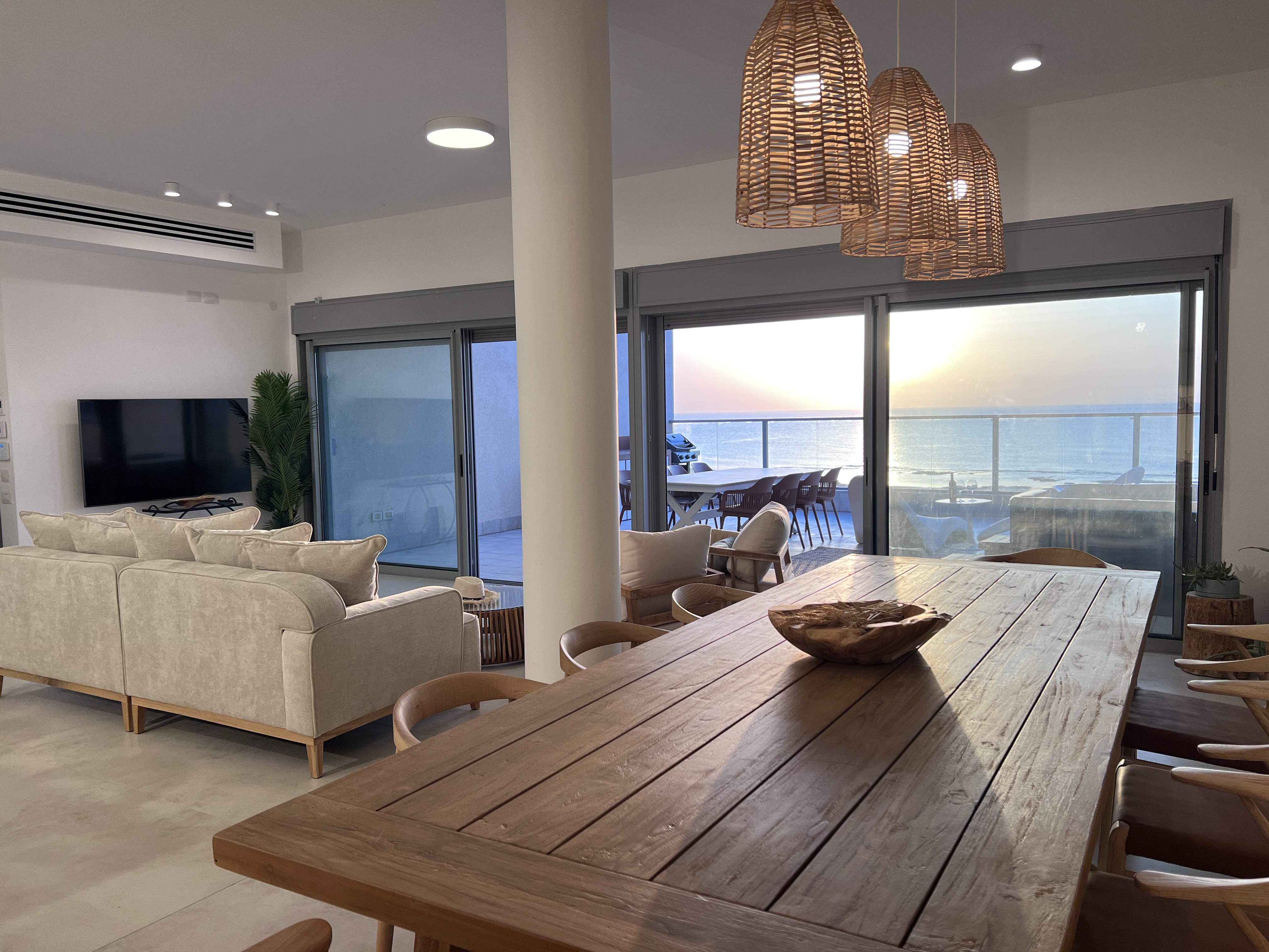 סלון פנטהאוז גלים עם נוף למרפסת