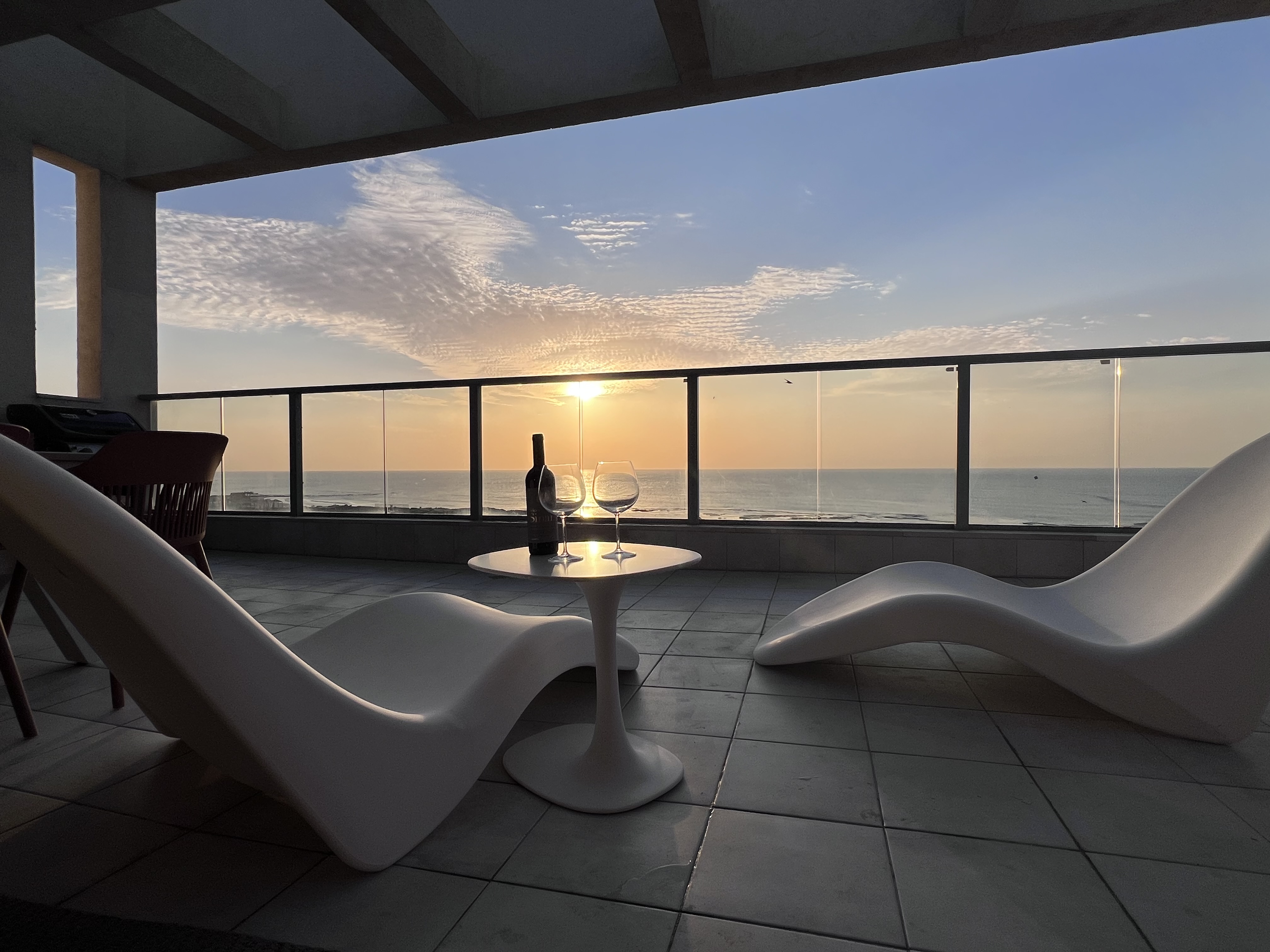 מרפסת עם יין בשקיעה